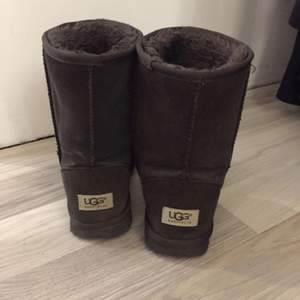 Säljer mina mörkbruna uggs pga att jag aldrig använder dem, de är snålt använda och i storlek 37!Köparen står för frakten:)