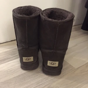  - Säljer mina mörkbruna uggs pga att jag aldrig använder dem, de är snålt använda och i storlek 37!Köparen står för frakten:)