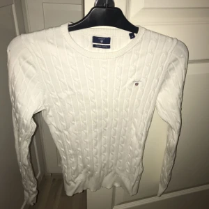  - Vit gant kofta. Använd väldigt lite. Frakt är inräknat i priset! 