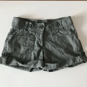  - Militärgröna shorts från H&M. 