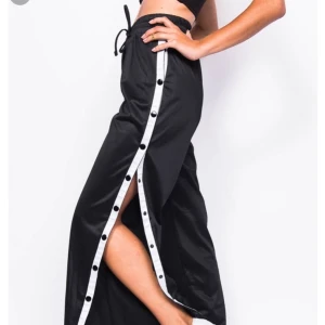  - Säljer dessa byxor från madlady i storlek S. Helt oanvända med prislappen kvar. 