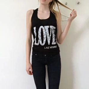  - Köpt i LAS Vegas 🍀 härlig sommartröja med öppen rygg, jag brukar knyta den som på bilderna ~frakt tillkommer