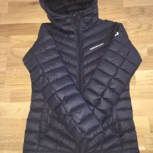  - Säljer en PeakPerformance dunjacka! Har nästan aldrig använt och är nästan helt som ny! Den har en liten skada men det går dock att fixa/laga hos en skräddare eller sy ihop! (Färg: Svart!) (Storlek: ”S”!) //Mvh Rania