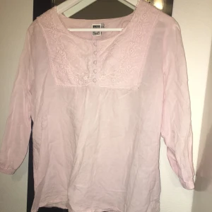  -  ljusrosa blus med fina detaljer