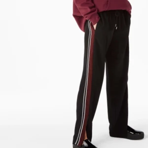  - Byxorna från monki . Använda en gång bara. Skitsnygg. Jag tycker den jätte mycket men sälja för att det så stor med mig. Skicka pm om vill har mer bild. 🌼 köparen står för frakt 🎀