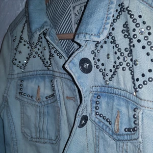  - Figursydd jeansjacka från London som slutar perfekt ill höfterna. Sitter jättesnyggt på 