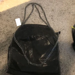  - Svart Skinnväska med kedja runt och tre kedja band. Väskan är från have2have. Har ALDRIG använt och köpte den för 399kr men säljer för 200kr. Frakt 39kr