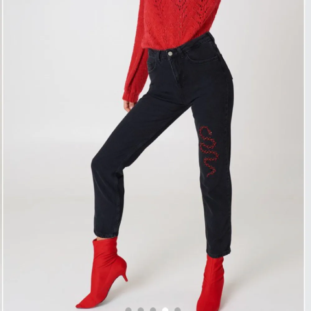 Höga byxor från NA-KD 🐍 Ingen stretch. Aldrig använd, prislapp sitter kvar. Köparen står för eventuell frakt. . Jeans & Byxor.
