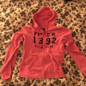  - Tjocktröja färg rosa, välanvänd. 