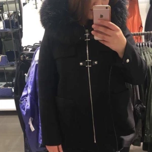  - Svart duffel jacka från zara ,storlek m! 590 (jacka+frakt)  Vit kappa från hm ,storlek s 290 kr (jacka+frakt)  Marinblå kappa från zara ,storlek m ,290 kr (jacka+frakt)  🌸🌸🌸🌸🌸🌸🌸🌸🌸
