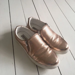  - Sneakers från Steve madden. Väldigt sparsamt använda. Står inte storlek på men jag har 37 och de passar mig utmärkt men kan även passa en 38. 