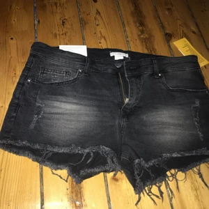  - Oanvända svarta shorts. 