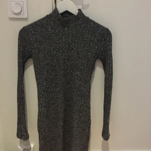  - Supersnygg turtleneck klänning från Chiquelle, använd 1-2 ggr. Möts upp i Sthlm