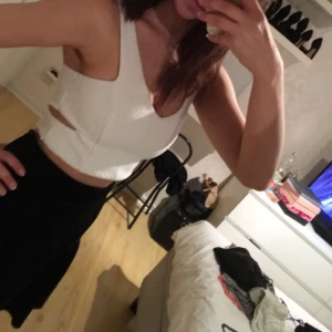  - Perfekt vit Top till fester med någon fin kjol eller byxor ! Använd endast en gång!