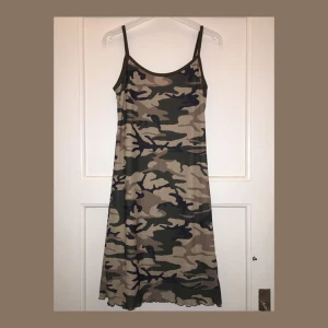  - Sååååå snygg linne-klänning i camomönster köpt secondhand, den har ingen lapp så vet nt storlek elr märke men den e rätt liten så kanske XS-S dock väldigt stretchigt material, 75cm lång🕊. Beige underklänning. Frakten betalas av köparen elr så möts vi upp i Stockholm!🦋🌻