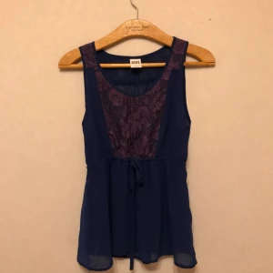  - Mörkblå tunn blus från Vero Moda. Storlek S. Lila spetsdetalj på framsida.