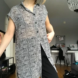  - Lång skjortblus från Monki. Använd fåtal gånger. Möts upp i Stockholm annars tillkommer frakt! 