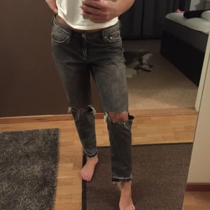  - Grå byxor med stora hål på knäna, stl är oklar men passar alla mellan 36/38, lite stora i midjan annars sköna 