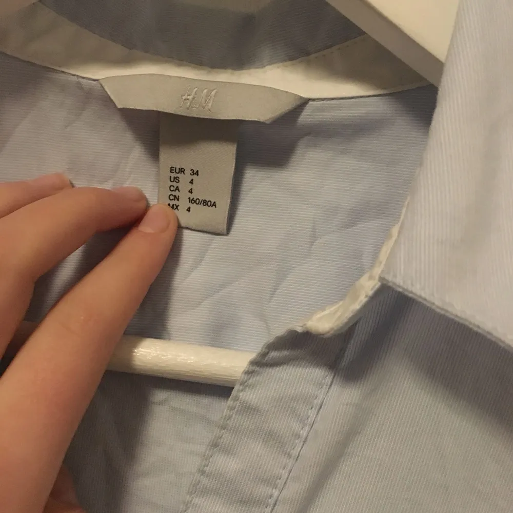 Snygg himmelsblå/vit figursydd skjorta från Hm som tyvärr inte passar mig längre. Köparen står för eventuell fraktkostnad :). Skjortor.