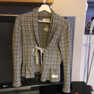  - Odd Molly kofta i stl 1, nypris 1300, knappt använd och passar mig perfekt, passar en stl xs-s