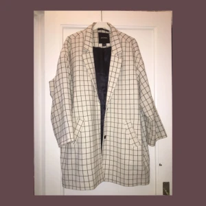  - Tunnare vår/höst-kappa med rutigt mönter från Monki. Superskön och passar med vad som helst + jättefint skick, med svart silkesaktig insida!🦋 Frakten betalas av köparen eller så möts vi upp i Stockholm!