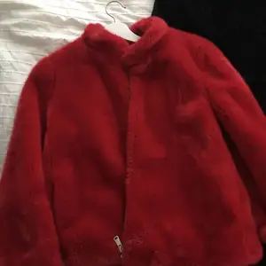 Säljer min snygga röda jacka från Zara. Oanvänd. Storlek M men passar mig med S också! :) 