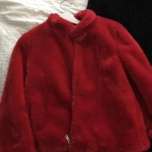  - Säljer min snygga röda jacka från Zara. Oanvänd. Storlek M men passar mig med S också! :) 