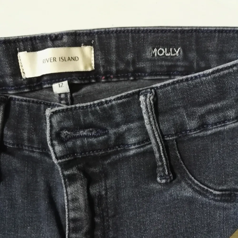 Jeans från river island! I topp skick, sjukt snygga. Färgen är mörkgrå/blå Sitter tight och storleken är 12 Original pris 800kr. Jeans & Byxor.