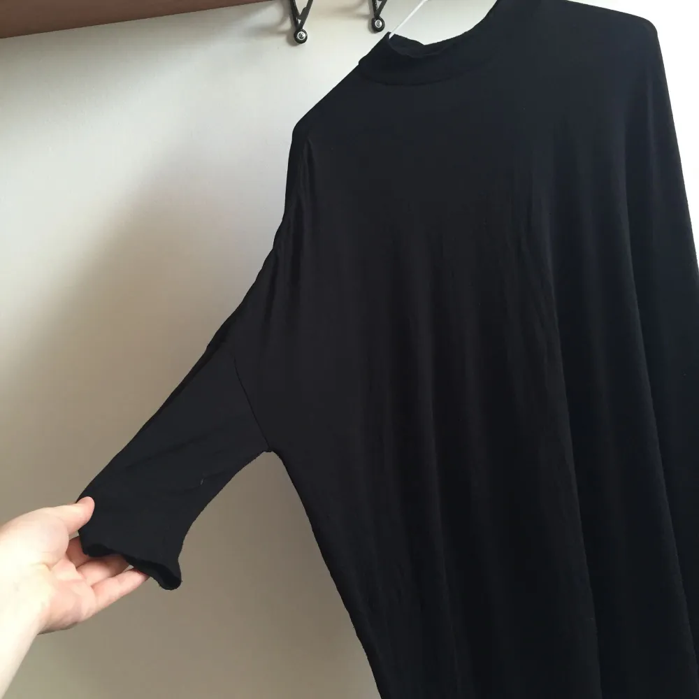 svart klänning från monki, vääldigt over size så passar s-xl typ! fri frakt. Klänningar.