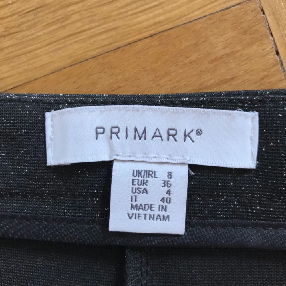 Glittriga volangbyxor från Primark, stretchiga med blixtlås. Säljer pga för korta för mig (är 182). Jeans & Byxor.