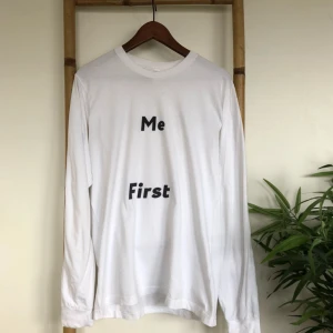  - skitfet tröja som parafraserar den kända Acnetröjan med texten ”you first”. designad och såld av en privatperson