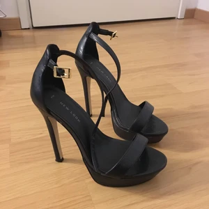  - Ett par fina klackskor, i strl 39! Använda 5 gånger med ändå i väldigt bra skick! Frakten ingår! 