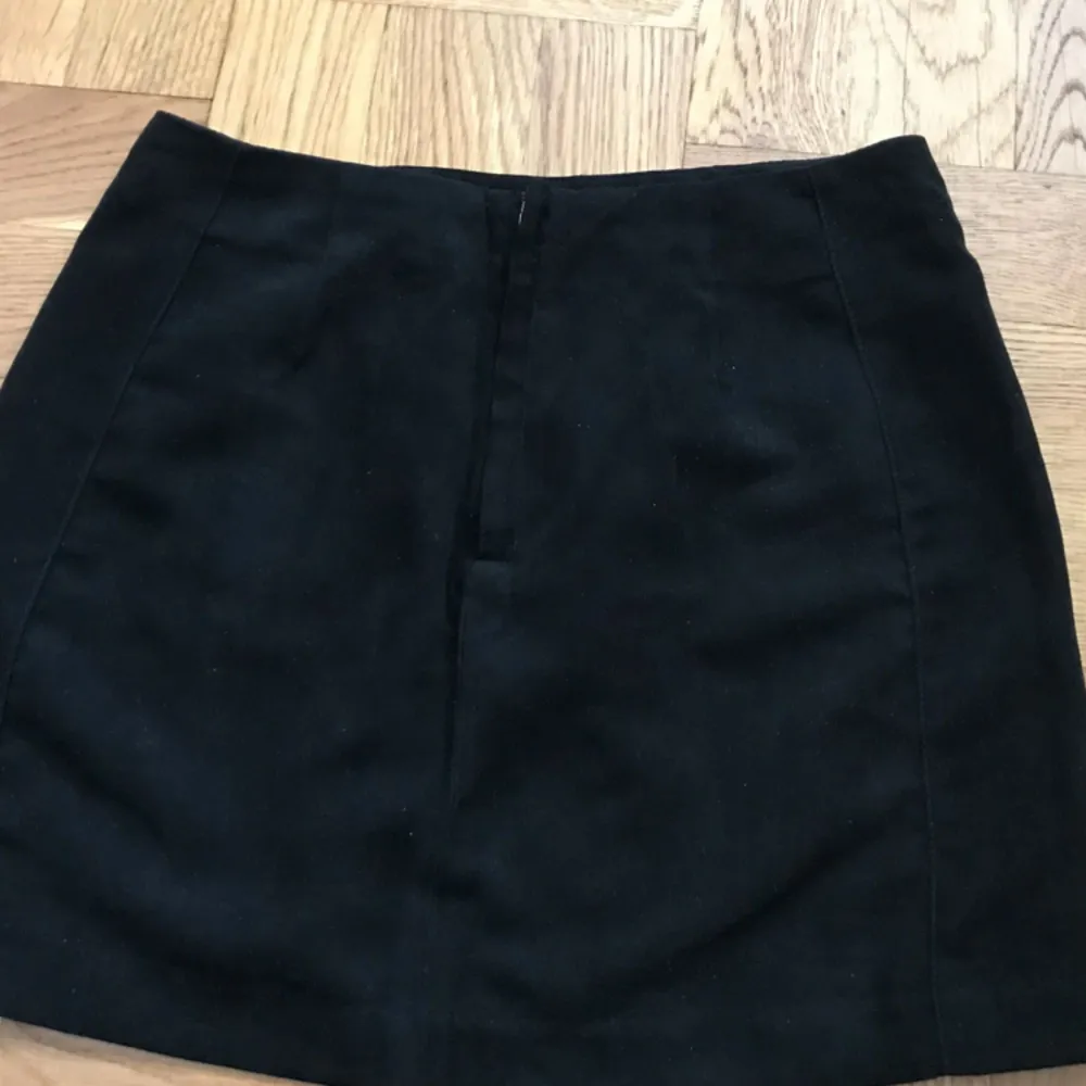 Fin svart kjol från H&M, knappt använd, max 2 gånger. Säljs på grund av för liten storlek. Kan mötas upp i Sundvsall eller annars skickas med frakt på 30kr. Kjolar.