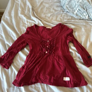  - Väldigt söt odd Molly tröja! Använd endast en gång,säljes pga att den aldrig används.  Strl 2 är som en S på 