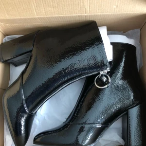  - Aldrig använda på grund av fel storlek. Superbekväma i strl 37! Köparen får stå för eventuella fraktkostnader :) kan dock mötas upp om det rör sig om Växjö-området! 