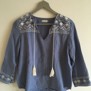  - Vacker blus med fint mönster i brodyr! Fin som den är eller med ett linne under :)