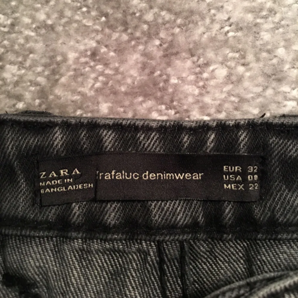 Skitsnygga momjeans från Zara. Säljer pga försmå. Betalning via Swish och eventuell frakt står köparen själv för ✨✨✨✨ Jag kan även mötas upp i Älmhult eller Växjö. Skriv för fler bilder 🌸🌸. Jeans & Byxor.