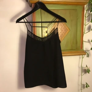  - Svart linne från h&m i gott skick. Fraktar endast, ej medräknat i priset.