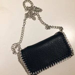  - Väska från TIAMO, inköpt från scorett för 399:-. Använd max 5 gånger, hel och ren. Säljes för att jag inte använder den. Frakt tillkommer om varan ska skickas