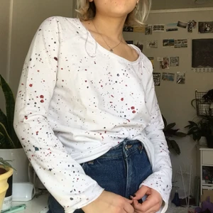  - Fin färgspräcklig tröja! Tunn i tyget och perfekt för varmt väder, dock aldrig använd. 