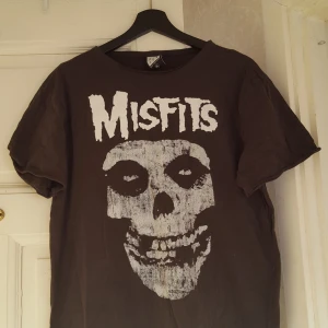  - misfits tröja, aldrig använd, julklapp. funkar för unisex och alla storlekar beroende på önskad passform. frakt tillkommer. 