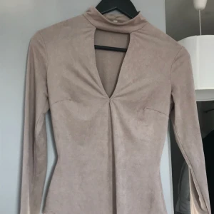  - Snygg body i fake mocka material frakt tillkommer 30kr