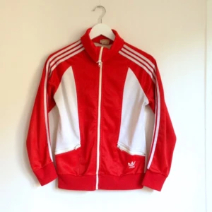  - Retro Adidasjacka. Vit och röd, bra skick!  • ~🌸🌺🌸~ Priser alltid diskuterbara! Möte i Sthlm/Köpare står för frakt Swish/Bank/Paypal/Cash is Queen 👑 ~🌸🌺🌸~  •