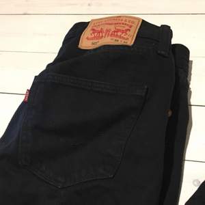 Svarta Jeans från Levis, w30l30 - passar strl 36-38. Använda fåtal gånger, nypris ca 900kr 🌟
