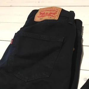  - Svarta Jeans från Levis, w30l30 - passar strl 36-38. Använda fåtal gånger, nypris ca 900kr 🌟