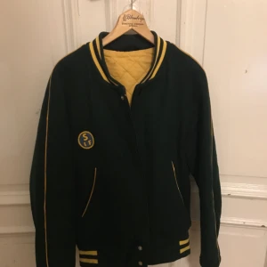  - Vintage sportjacka från 60-70 talet. Har burits av en tränare i klubben Skutskärs IF. Hämtas i Uppsala eller kan skickas mot fraktkostnad 