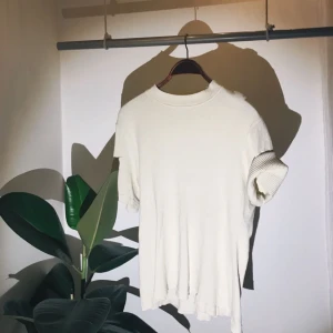  - Vit/cremevit halvpolo t-shirt i storlek L men en oversize medium. Jätteskön stretch!!! 