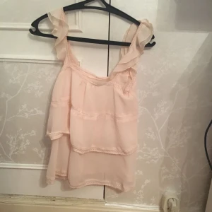  - Super söt blus (transparent) från gina tricot!!! Skriv för mer bilder!! Köper du ett annat plagg från mig kan du få denna för 20%billigare!
