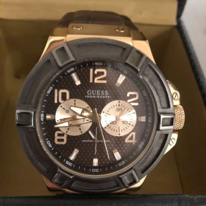  - Äkta Guess herr klocka i jätte bra skick. Nyskick, pris 1200kr. Kan diskuteras vid snabb affär 🤗