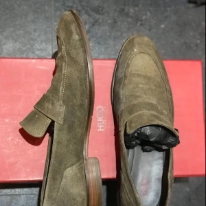  - Har bara använt skorna vid 3tillfälle under 6månaders period. Jag gick i regn utan att spraya den det därför den ser ut som den gör. 